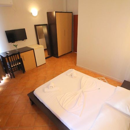 Hotel Ceka Sarandë Esterno foto