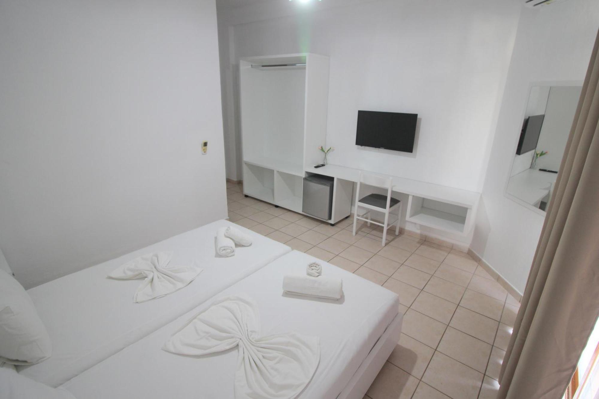 Hotel Ceka Sarandë Esterno foto