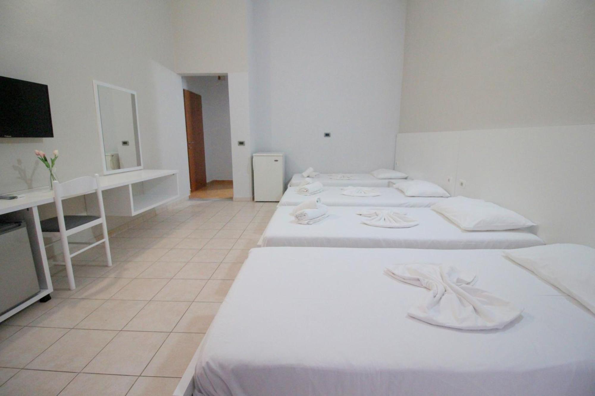 Hotel Ceka Sarandë Esterno foto