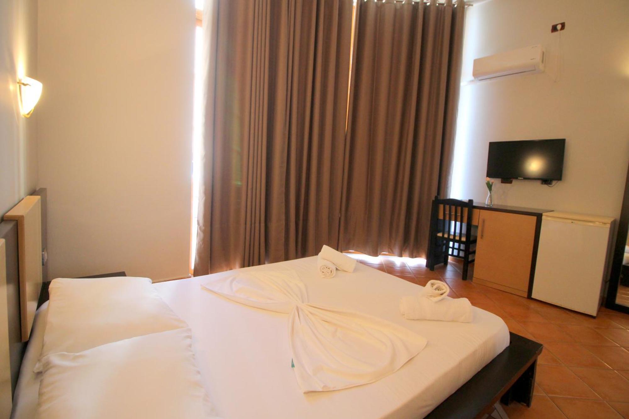 Hotel Ceka Sarandë Esterno foto