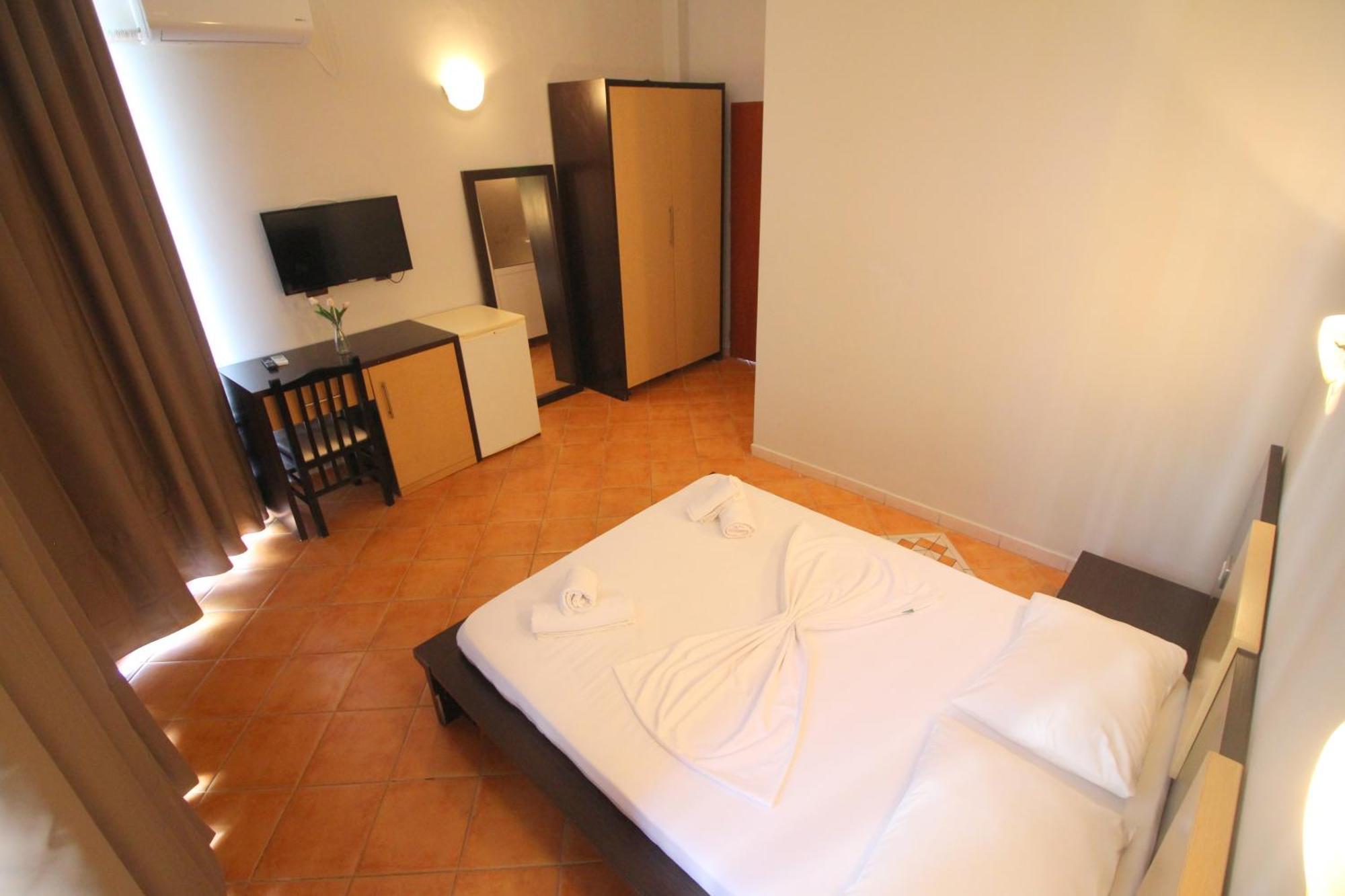 Hotel Ceka Sarandë Esterno foto