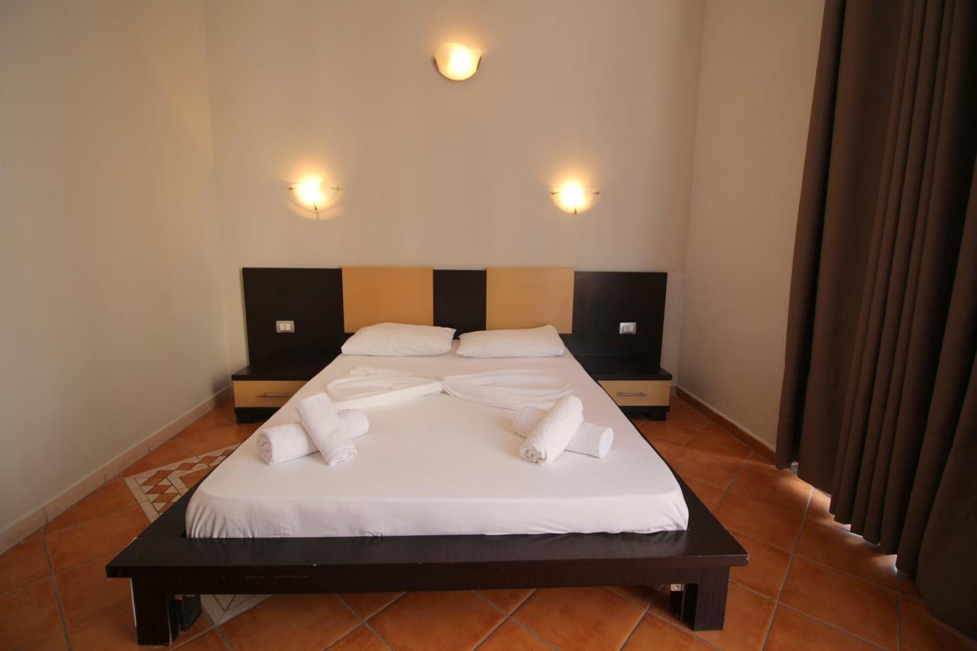 Hotel Ceka Sarandë Esterno foto