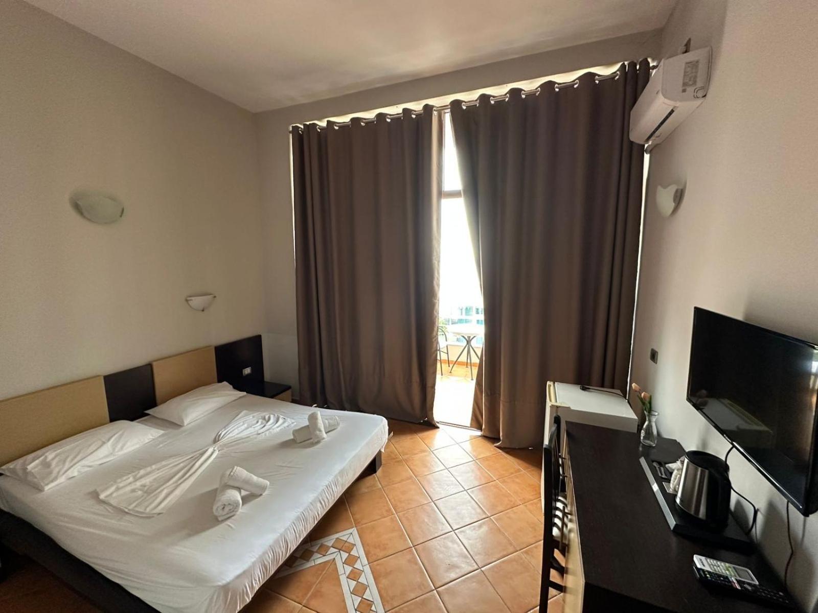Hotel Ceka Sarandë Esterno foto